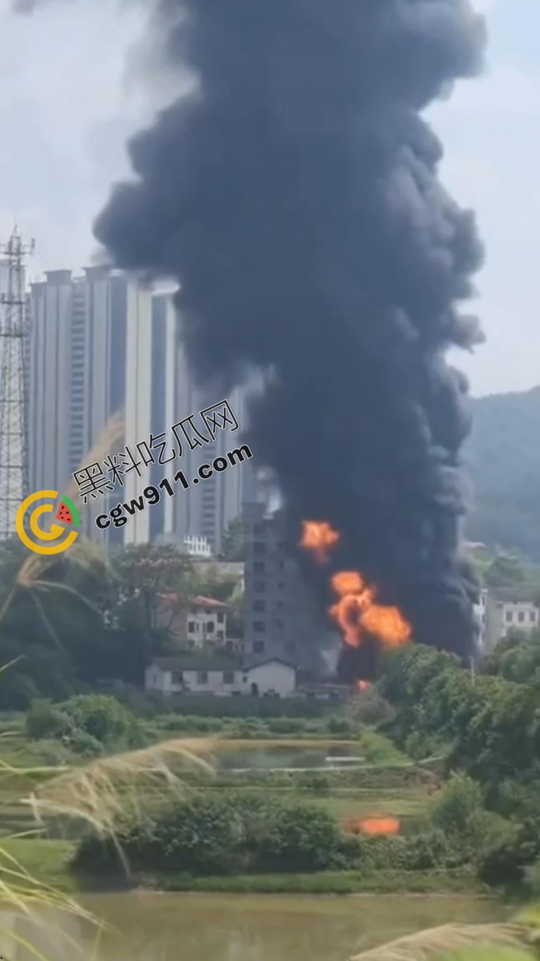 油罐车烈焰悲剧：万宝镇国道油罐车侧翻引发巨火，吞噬两生命，现场浓烟滚滚，宛如人间炼狱  第4张