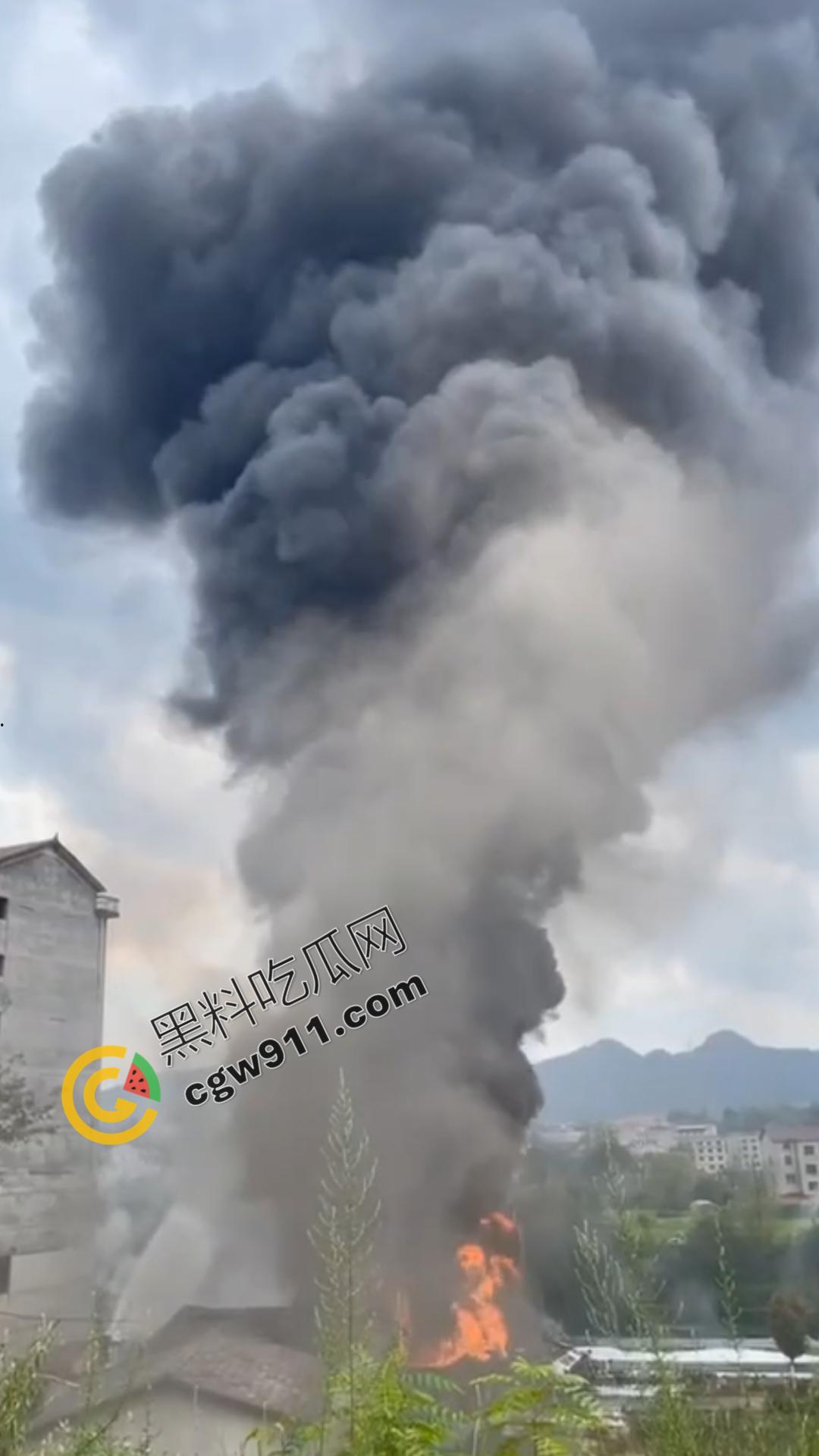 油罐车烈焰悲剧：万宝镇国道油罐车侧翻引发巨火，吞噬两生命，现场浓烟滚滚，宛如人间炼狱  第5张