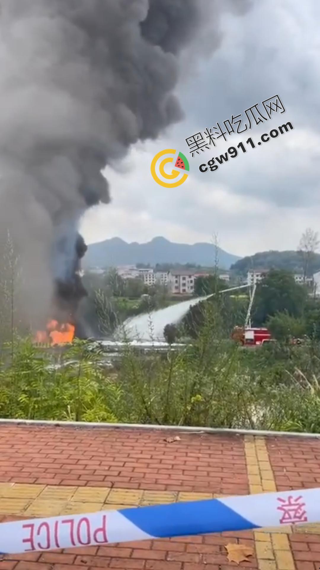油罐车烈焰悲剧：万宝镇国道油罐车侧翻引发巨火，吞噬两生命，现场浓烟滚滚，宛如人间炼狱  第7张