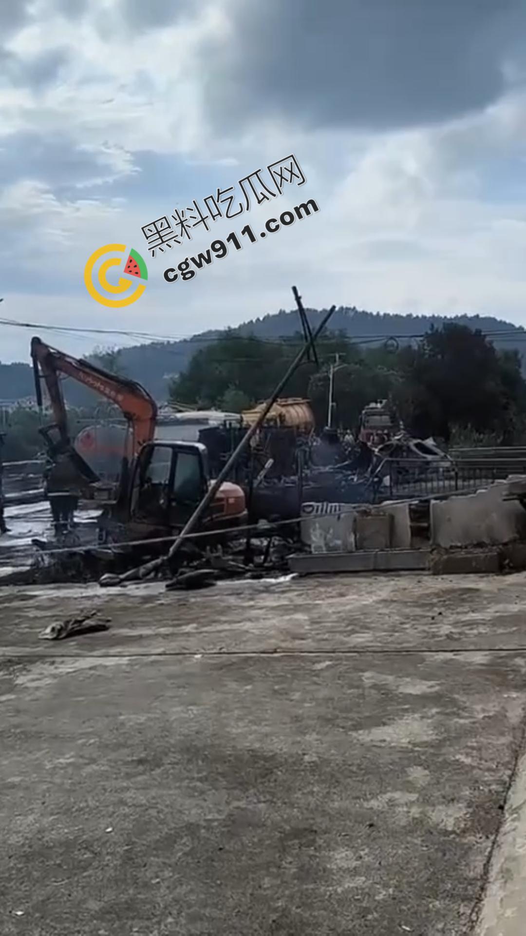 油罐车烈焰悲剧：万宝镇国道油罐车侧翻引发巨火，吞噬两生命，现场浓烟滚滚，宛如人间炼狱  第10张