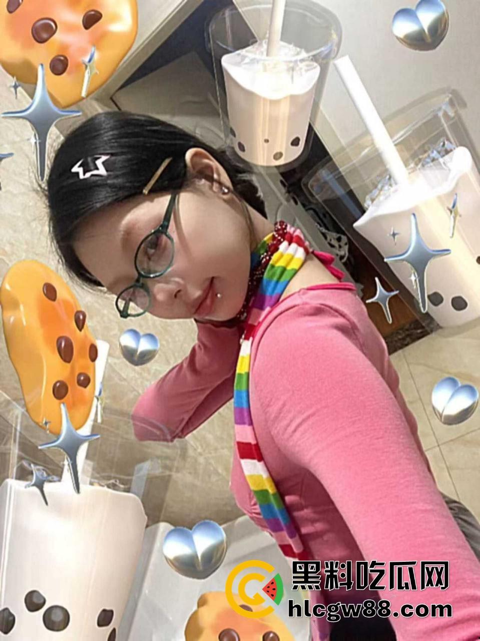 江西小太妹【周芳霞】白天装冷脸厌世女，晚上金主面前掰腿抠骚逼跪地当母狗，金主一句话就变骚货！  第3张