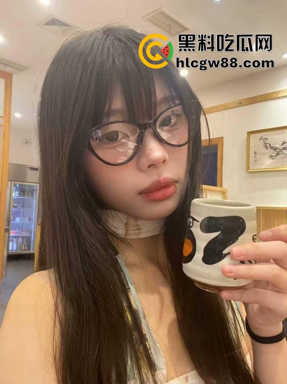 江西小太妹【周芳霞】白天装冷脸厌世女，晚上金主面前掰腿抠骚逼跪地当母狗，金主一句话就变骚货！  第9张