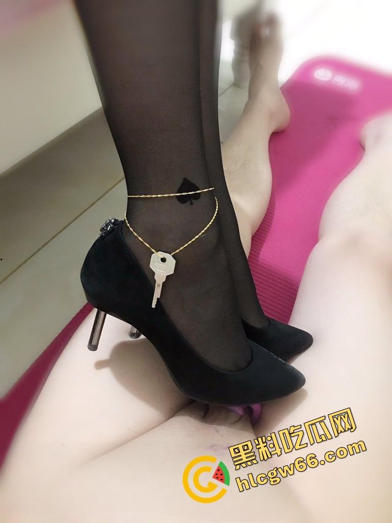 江苏绿奴博主【1314roxy】投稿，亲手把骚妻送上别人的床，看主绿当场操成母狗，自己一边撸管一边哆嗦高潮  第4张