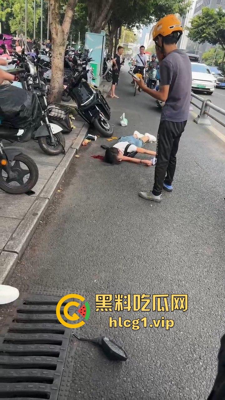 外卖小哥摩托车撞倒女子，女子头破血流浑身抽搐！  第4张