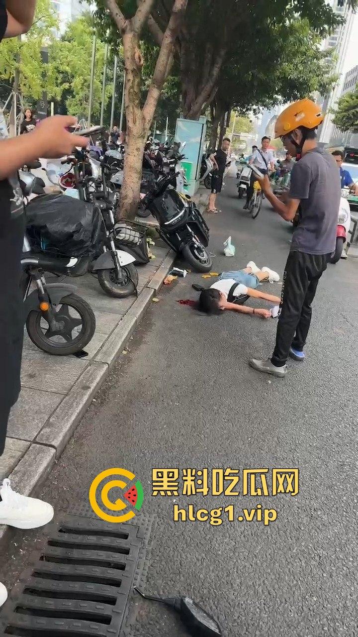 外卖小哥摩托车撞倒女子，女子头破血流浑身抽搐！  第6张