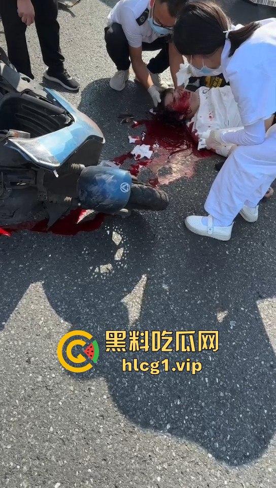 外卖小哥摩托车撞倒女子，女子头破血流浑身抽搐！  第7张