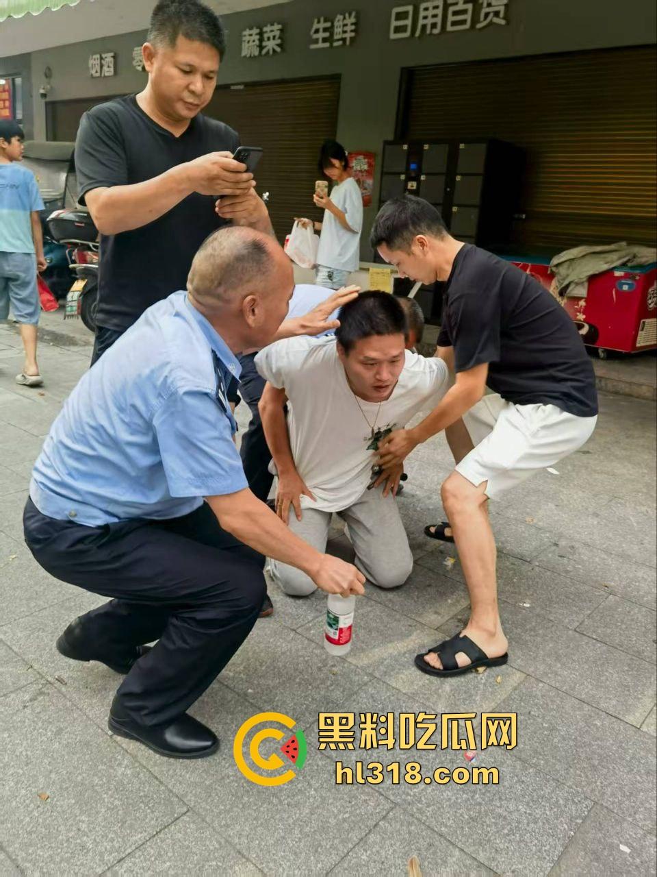 湖南省耒阳发生一起血腥命案，一个报复社会的青年，拿刀随机砍人，以至3人当初死亡，嫌疑犯在逃！  第4张