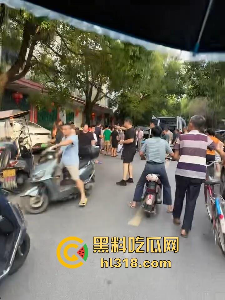 湖南省耒阳发生一起血腥命案，一个报复社会的青年，拿刀随机砍人，以至3人当初死亡，嫌疑犯在逃！  第8张