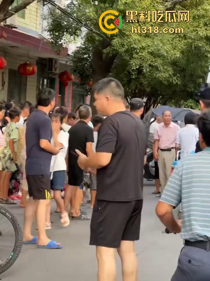 湖南省耒阳发生一起血腥命案，一个报复社会的青年，拿刀随机砍人，以至3人当初死亡，嫌疑犯在逃！  第9张