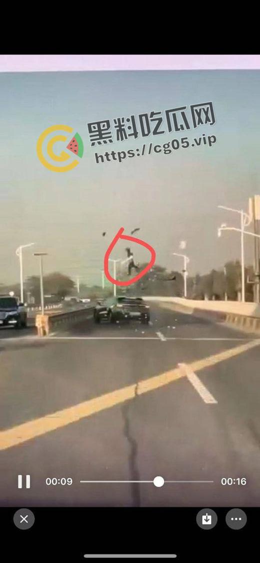 浙江极氪001撞死横穿马路路人 人头分离 整个脑浆撞出来了 现场血腥画面报告  第2张