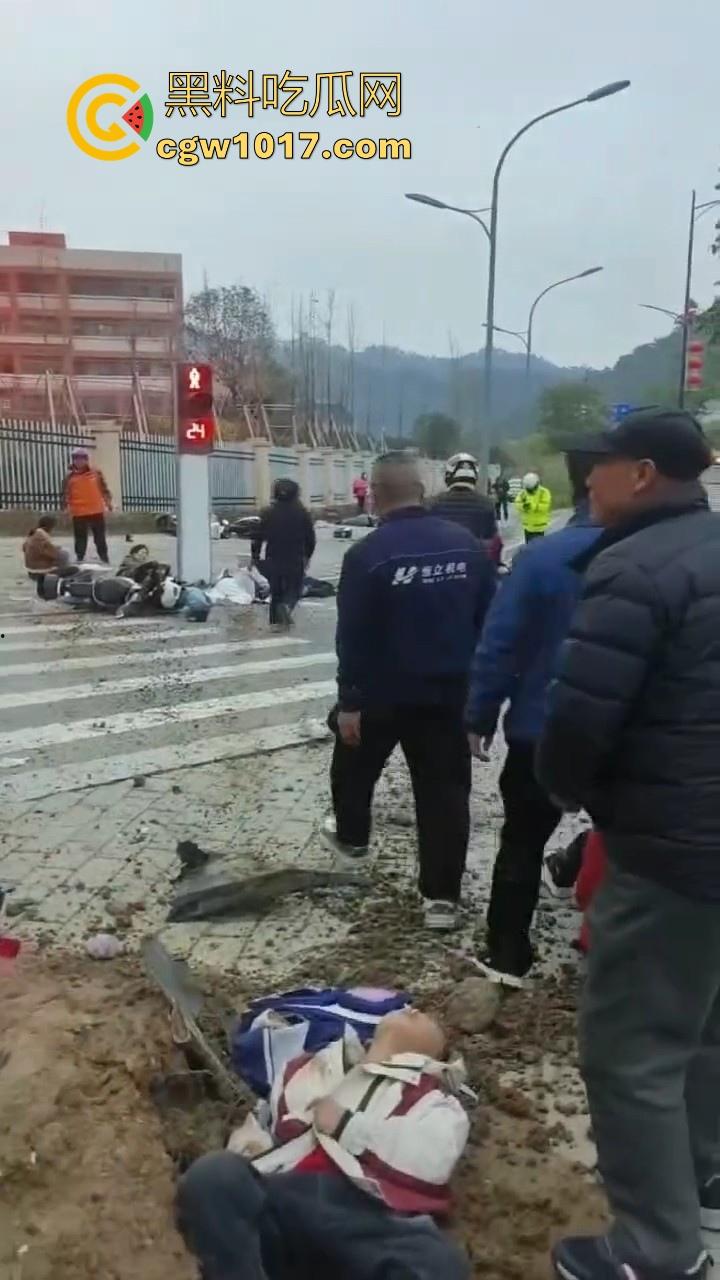 湖北十堰重庆路十几个学生被撞，学生在人行道上直接撞上来，现场伤亡惨重，又来个报复社会的，戾气真重！  第7张