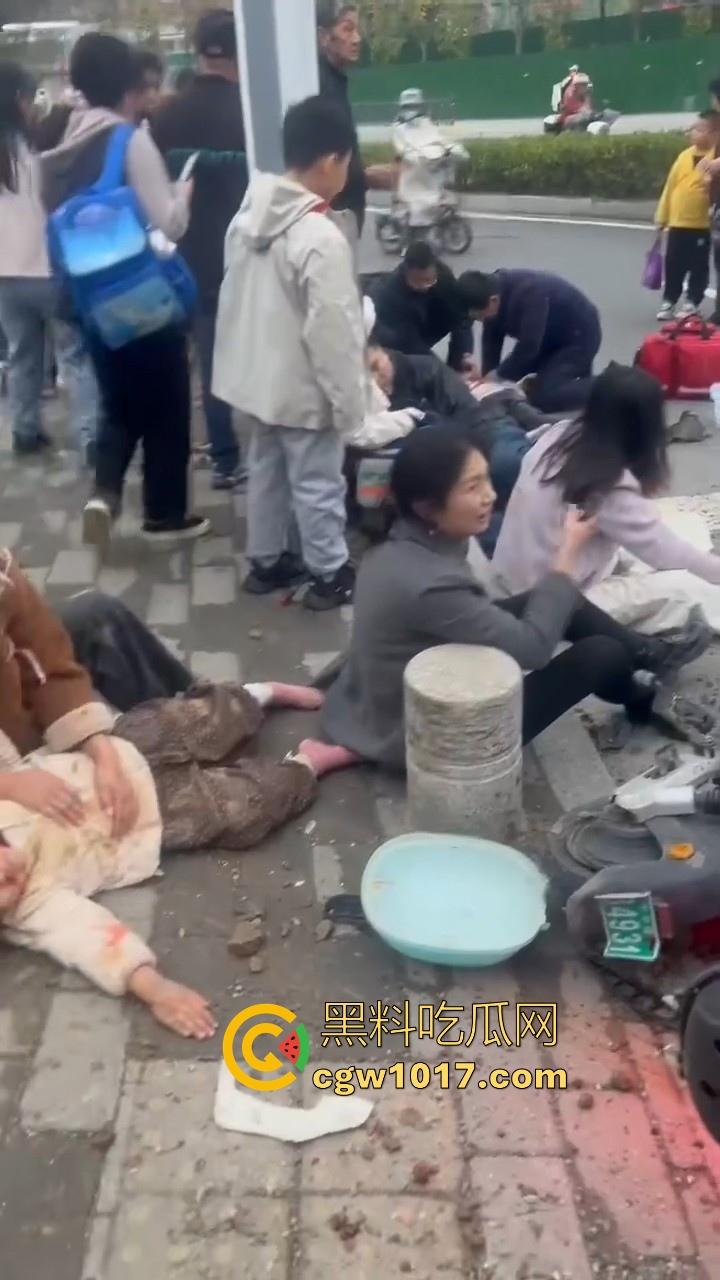 湖北十堰重庆路十几个学生被撞，学生在人行道上直接撞上来，现场伤亡惨重，又来个报复社会的，戾气真重！  第9张