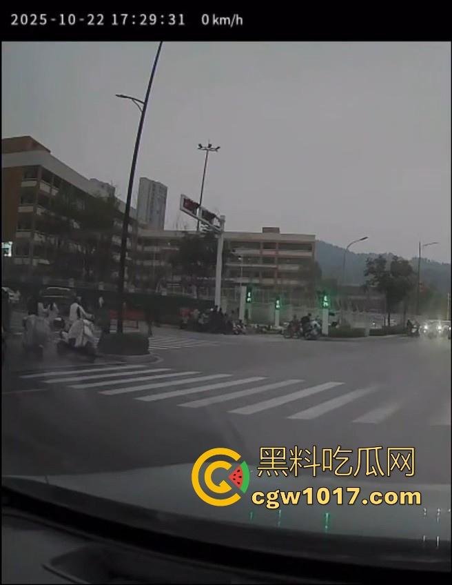 湖北十堰重庆路十几个学生被撞，学生在人行道上直接撞上来，现场伤亡惨重，又来个报复社会的，戾气真重！  第11张