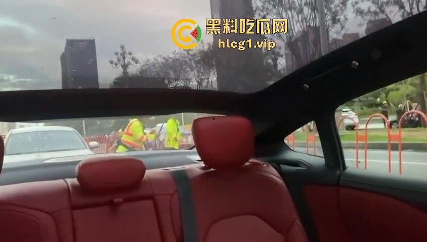 太原醉汉主干道停车持刀战3交警，打不过直接扒车逃跑，结果被托飞30米！  第3张