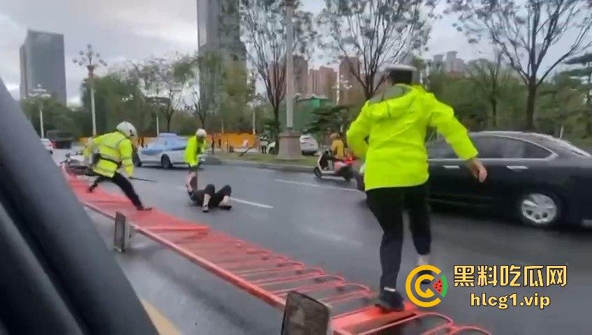 太原醉汉主干道停车持刀战3交警，打不过直接扒车逃跑，结果被托飞30米！  第5张