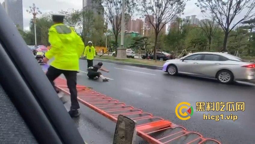 太原醉汉主干道停车持刀战3交警，打不过直接扒车逃跑，结果被托飞30米！  第6张