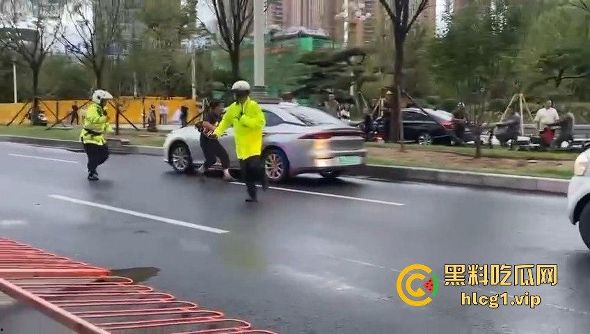 太原醉汉主干道停车持刀战3交警，打不过直接扒车逃跑，结果被托飞30米！  第7张