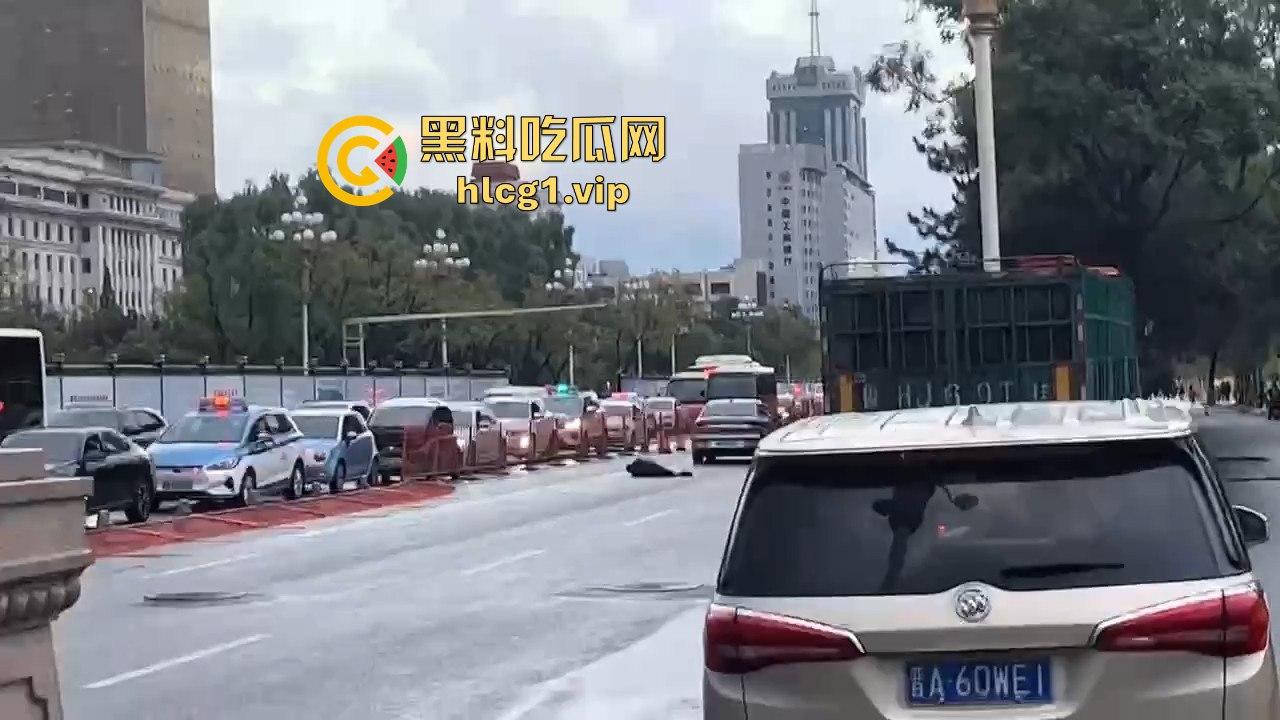 太原醉汉主干道停车持刀战3交警，打不过直接扒车逃跑，结果被托飞30米！  第8张