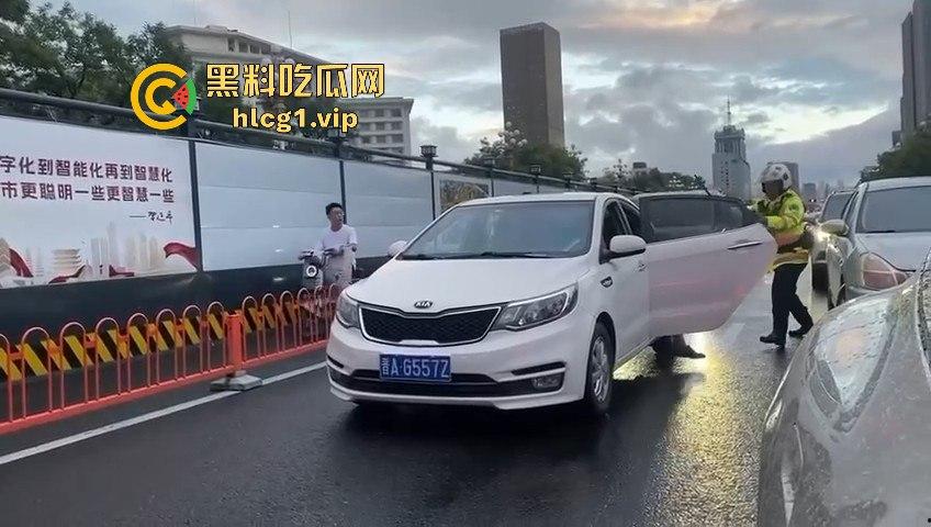 太原醉汉主干道停车持刀战3交警，打不过直接扒车逃跑，结果被托飞30米！  第10张