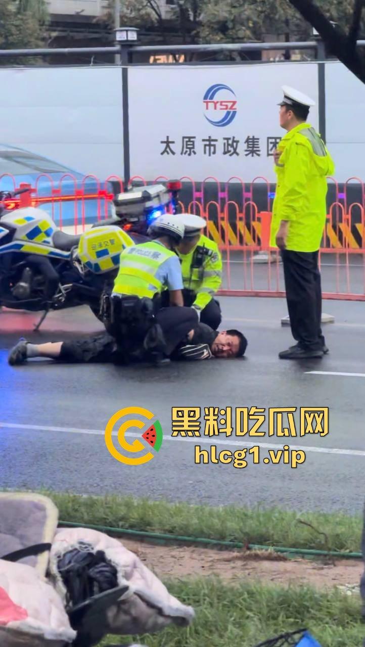 太原醉汉主干道停车持刀战3交警，打不过直接扒车逃跑，结果被托飞30米！  第11张