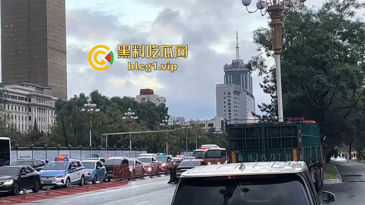 太原醉汉主干道停车持刀战3交警，打不过直接扒车逃跑，结果被托飞30米！  第12张