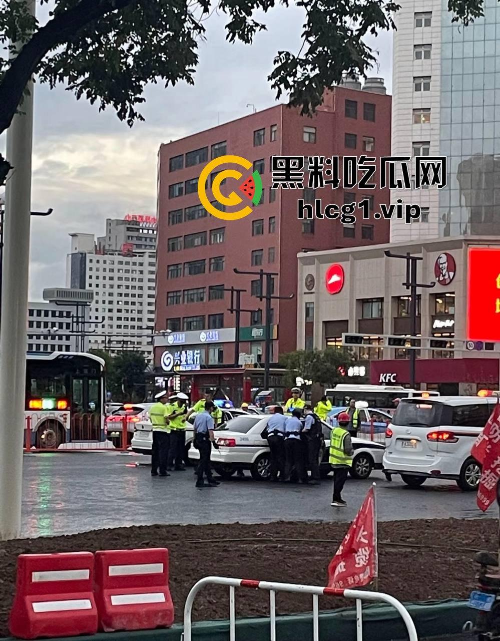 太原醉汉主干道停车持刀战3交警，打不过直接扒车逃跑，结果被托飞30米！  第13张