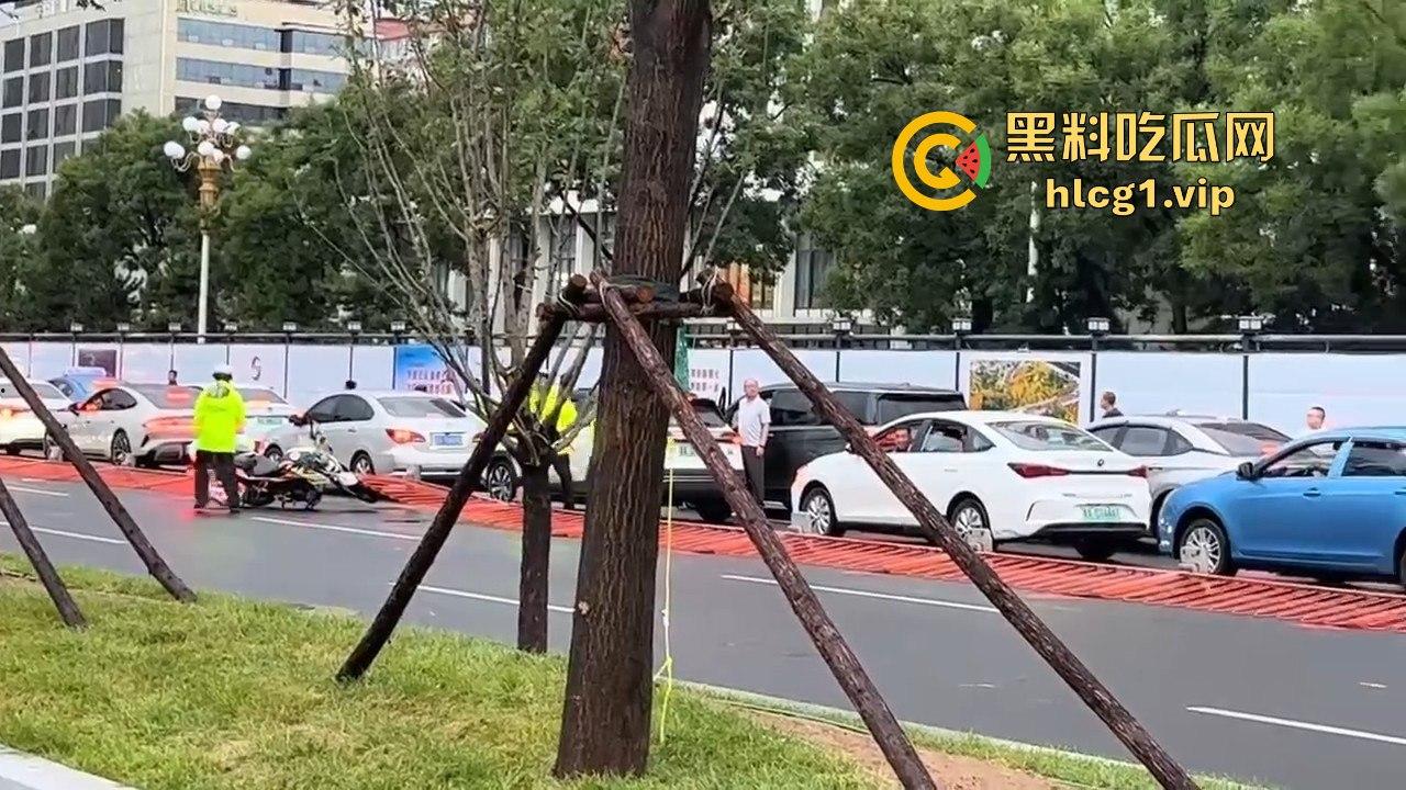 太原醉汉主干道停车持刀战3交警，打不过直接扒车逃跑，结果被托飞30米！  第14张