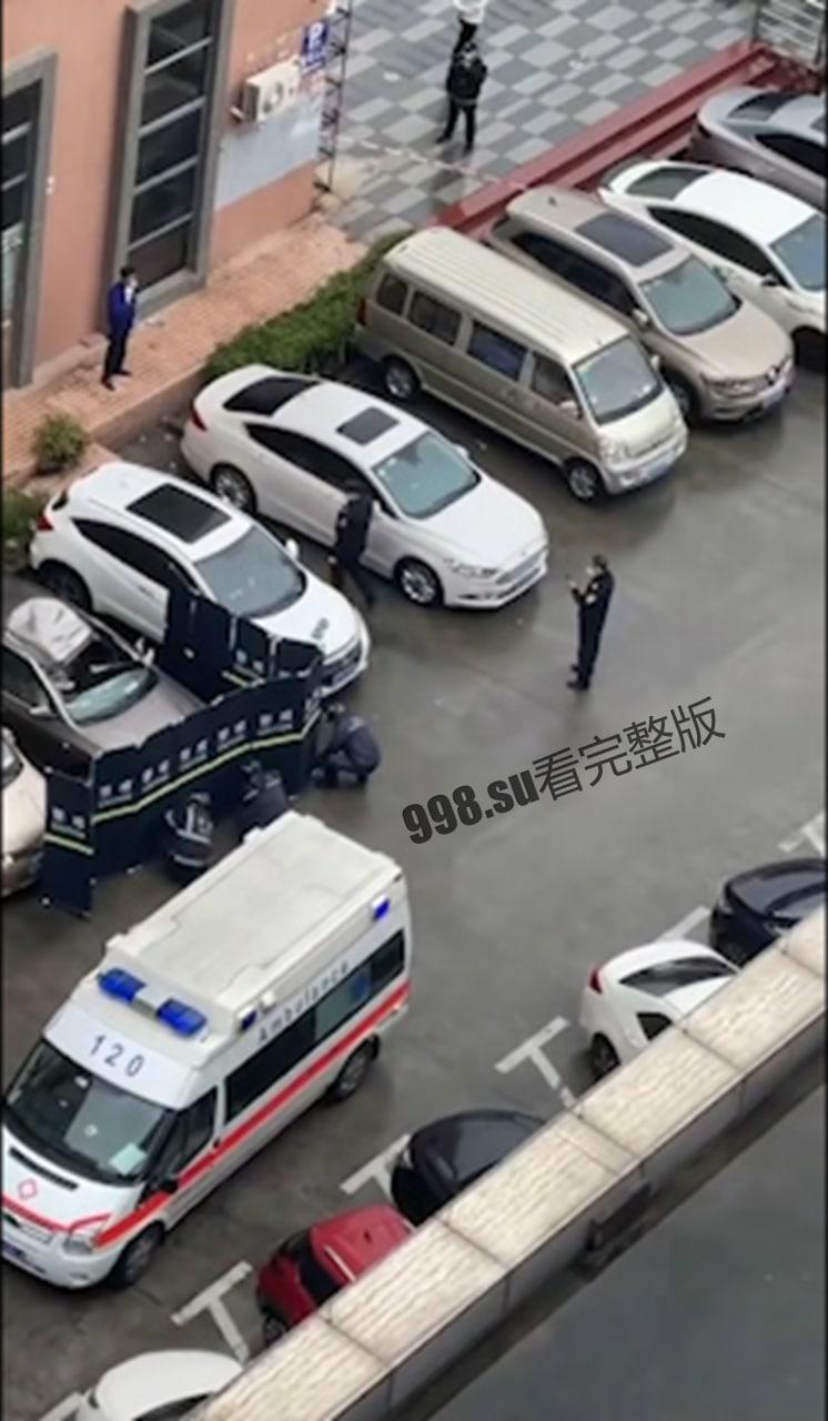 广东惠州 令人抑郁，妈妈抱着孩子一起跳楼，车上大人地上孩子，残忍了！  第1张