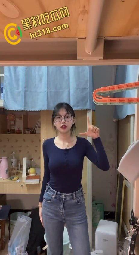 抖音网红【解冻冰河】，双洞齐开一线天白虎嫩穴，肛交自慰果然眼镜妹就是不一样，真的太反差了 !  第3张