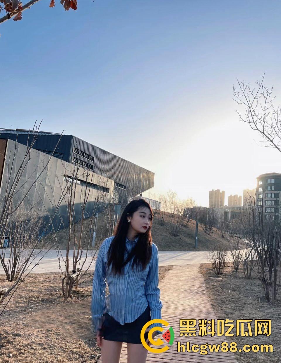 内蒙古包头轻工技术学校【王静】下海搞黄，网友裸聊私下约炮视频曝光，制服黑丝诱惑女王，乖乖女变床上尤物！  第1张