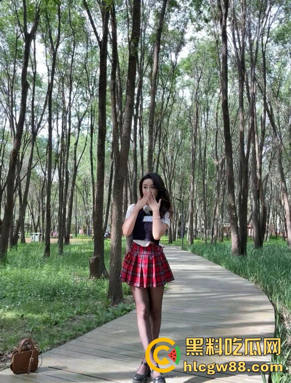 内蒙古包头轻工技术学校【王静】下海搞黄，网友裸聊私下约炮视频曝光，制服黑丝诱惑女王，乖乖女变床上尤物！  第2张