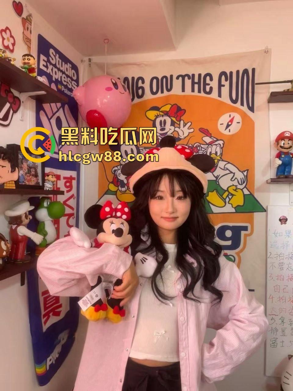 内蒙古包头轻工技术学校【王静】下海搞黄，网友裸聊私下约炮视频曝光，制服黑丝诱惑女王，乖乖女变床上尤物！  第3张