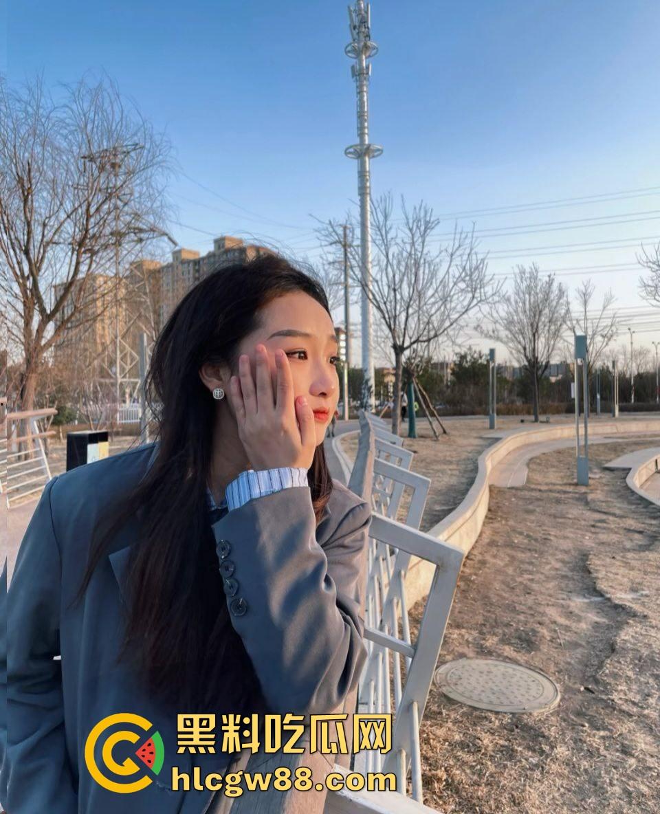 内蒙古包头轻工技术学校【王静】下海搞黄，网友裸聊私下约炮视频曝光，制服黑丝诱惑女王，乖乖女变床上尤物！  第4张