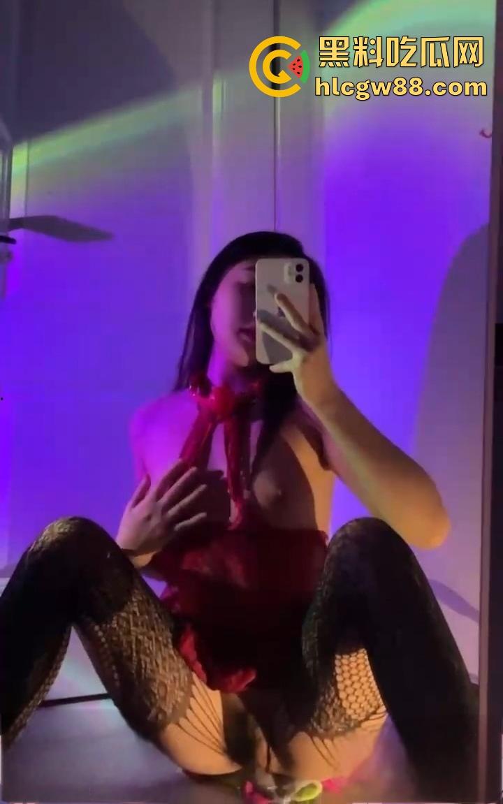 内蒙古包头轻工技术学校【王静】下海搞黄，网友裸聊私下约炮视频曝光，制服黑丝诱惑女王，乖乖女变床上尤物！  第8张