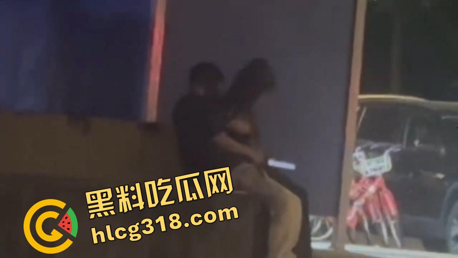 小情侣激情路边打飞机，巡警一照手还在撸，故作镇定装糊涂，路边撸管到底算不算犯法？  第1张