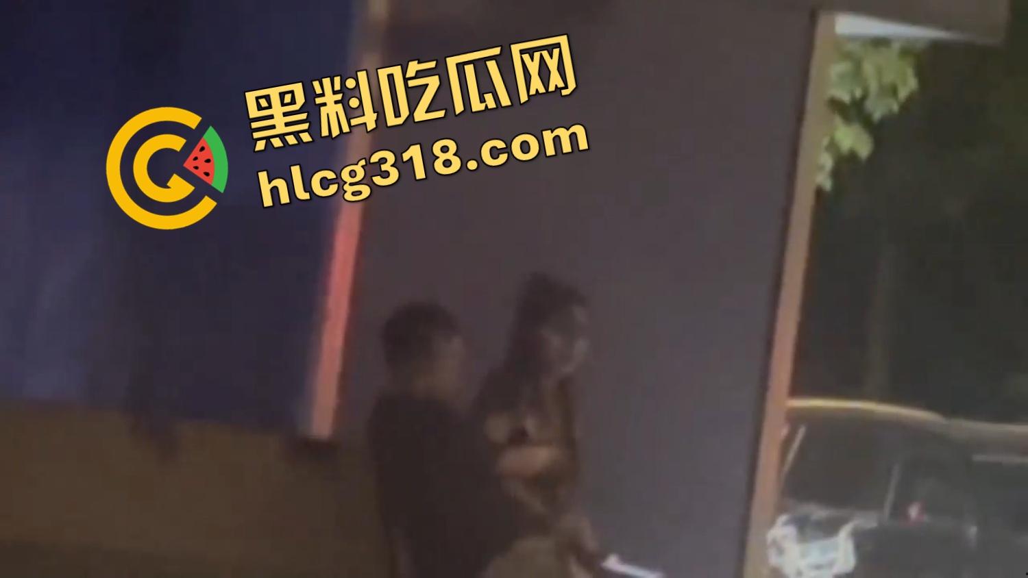 小情侣激情路边打飞机，巡警一照手还在撸，故作镇定装糊涂，路边撸管到底算不算犯法？  第4张