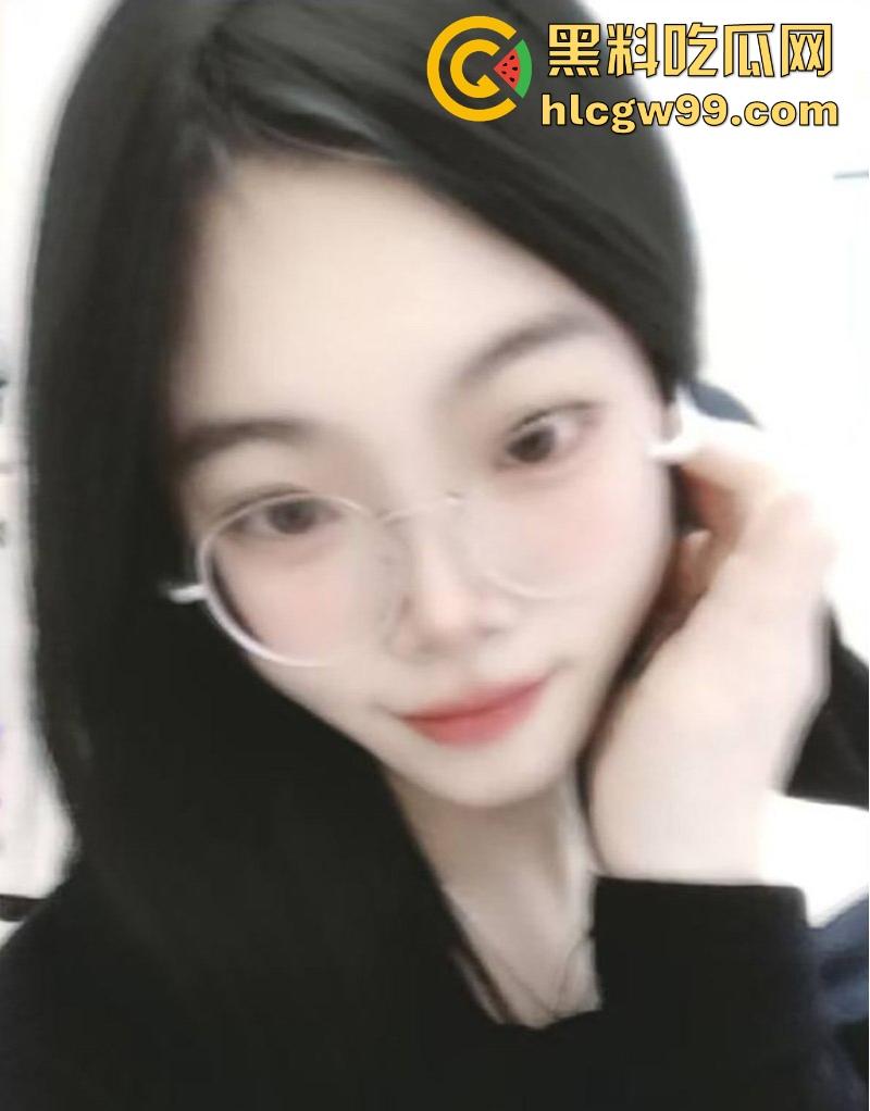 三亚反差眼镜妹【魏伊伊】性爱视频曝光，吃鸡啪啪 翘臀白皙鲍鱼粉嫩，大白天在户外激情野战后入！  第1张