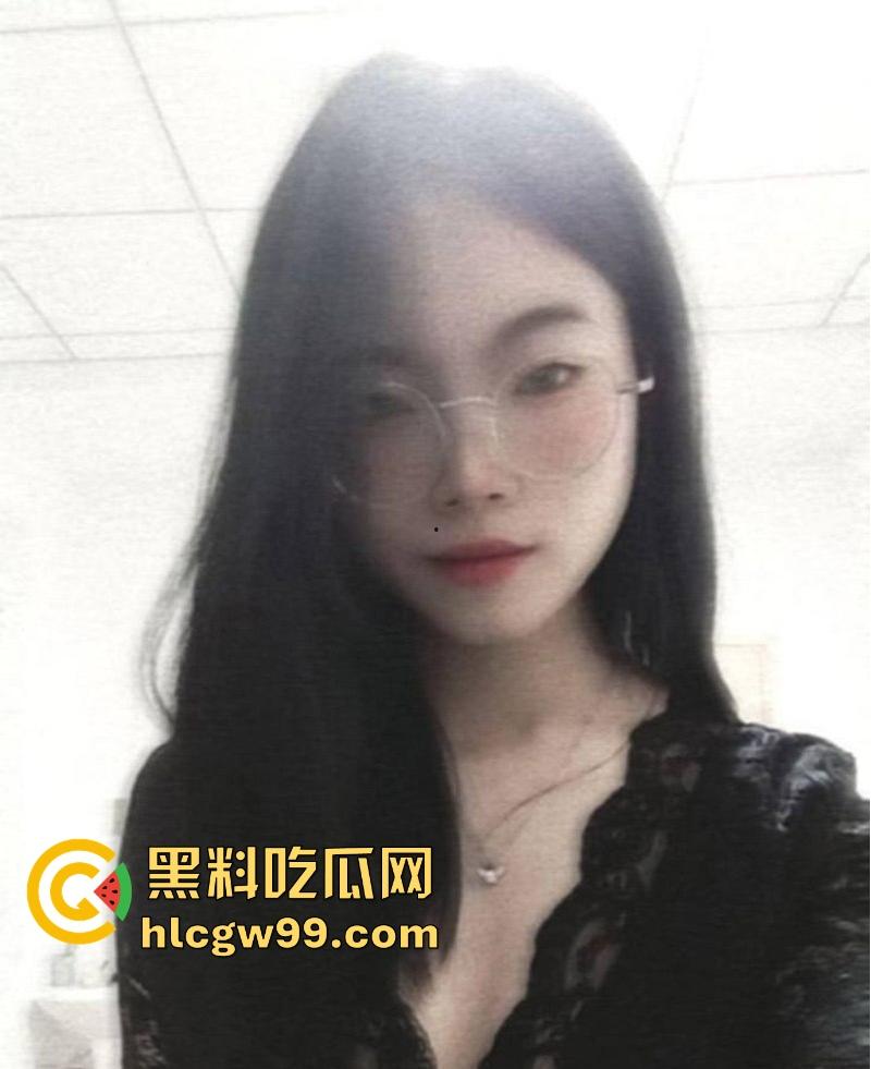 三亚反差眼镜妹【魏伊伊】性爱视频曝光，吃鸡啪啪 翘臀白皙鲍鱼粉嫩，大白天在户外激情野战后入！  第2张