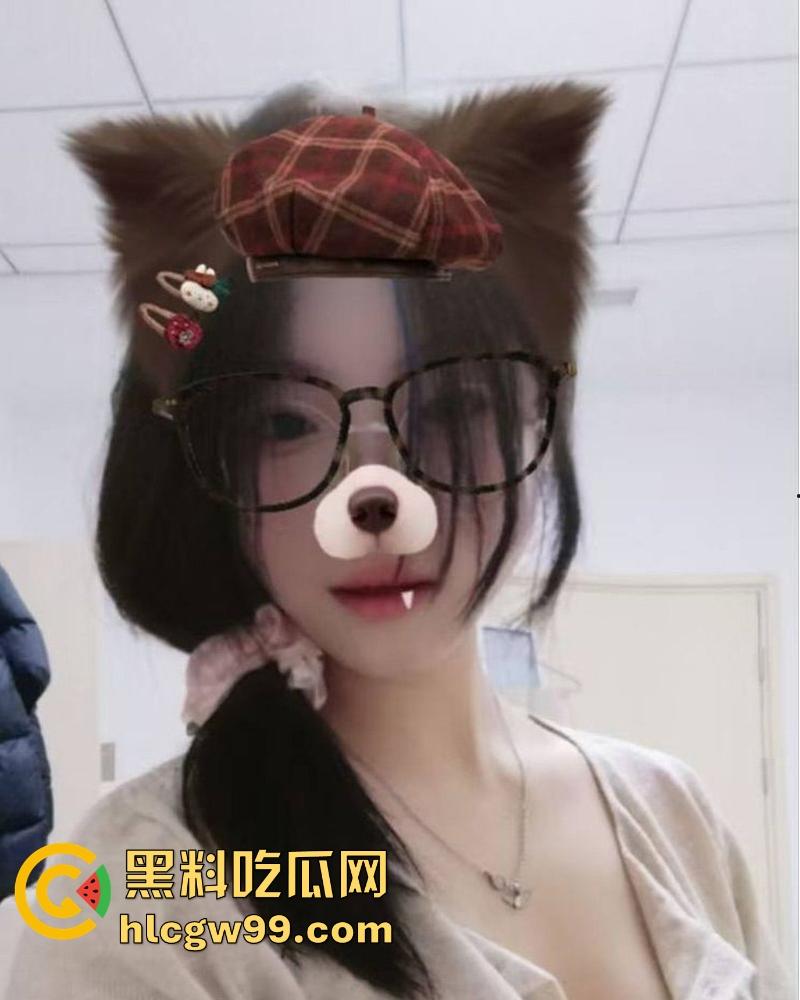 三亚反差眼镜妹【魏伊伊】性爱视频曝光，吃鸡啪啪 翘臀白皙鲍鱼粉嫩，大白天在户外激情野战后入！  第3张