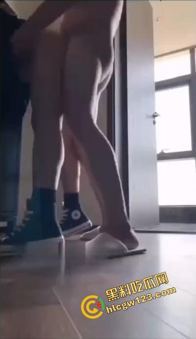 黑料吃瓜粉丝必看，京爷约炮太地道了，匡威妹子桌上一顿啪啪啪，就是不给看逼有点不厚道了！  第7张