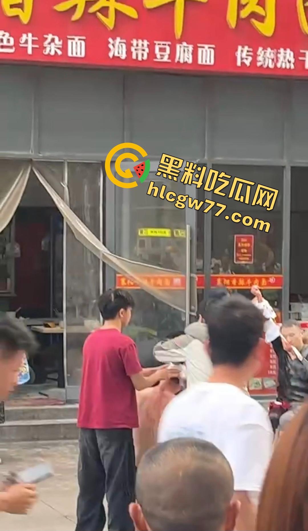 襄阳香辣牛肉面店惊爆刀仔砍人大戏！只因美团欠外卖小哥2000块，进美团部门狂砍同事，直接断手！  第3张