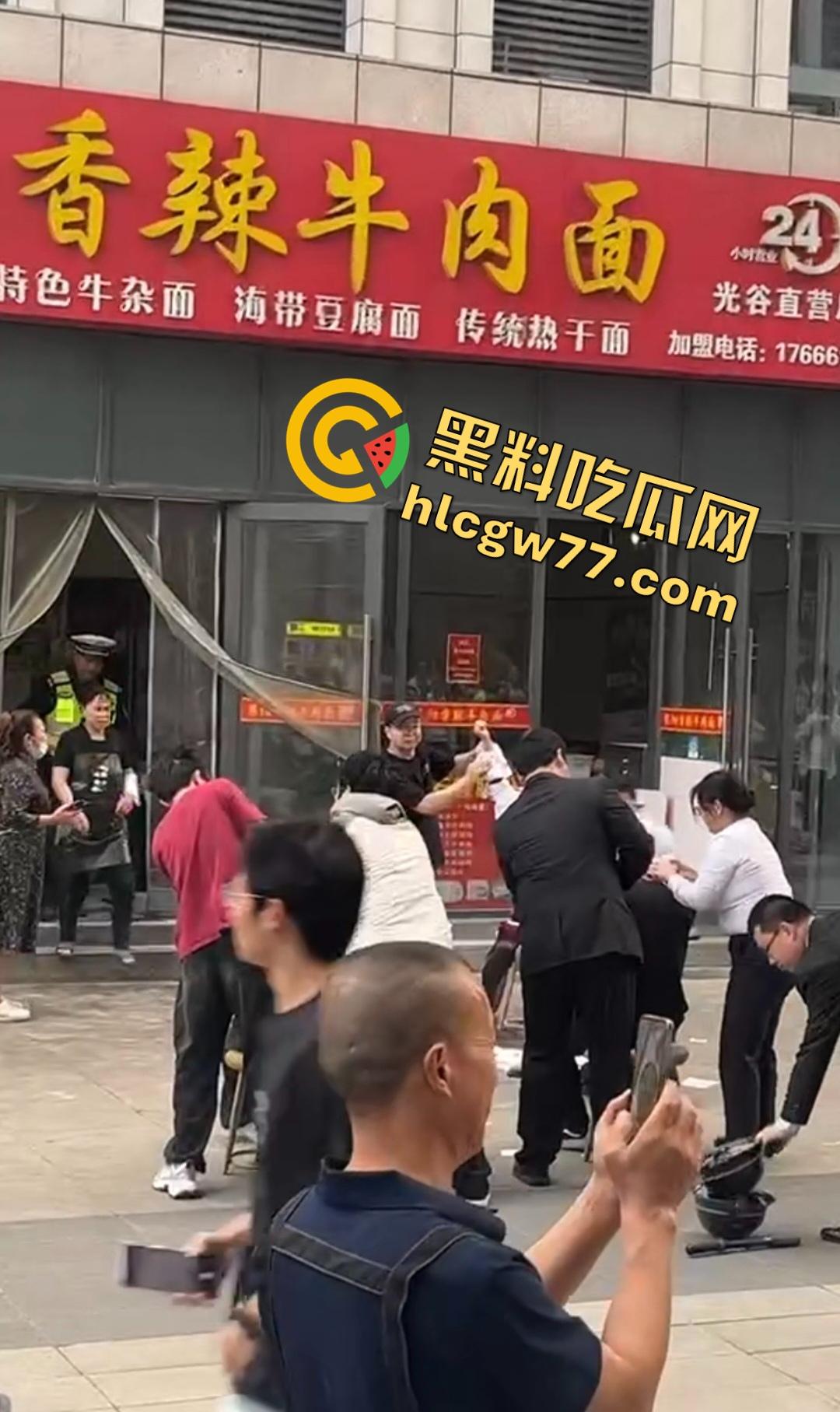 襄阳香辣牛肉面店惊爆刀仔砍人大戏！只因美团欠外卖小哥2000块，进美团部门狂砍同事，直接断手！  第4张