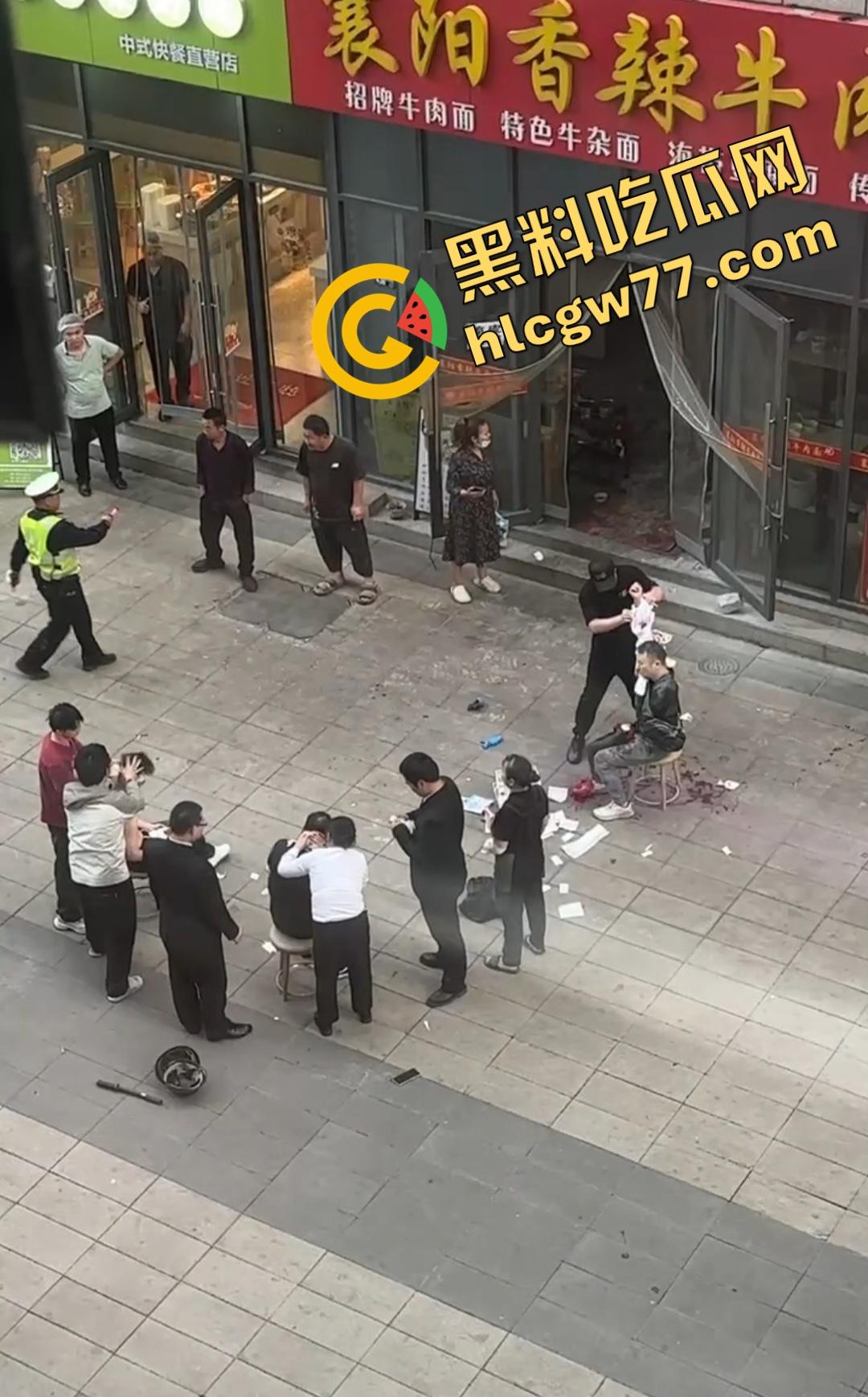 襄阳香辣牛肉面店惊爆刀仔砍人大戏！只因美团欠外卖小哥2000块，进美团部门狂砍同事，直接断手！  第7张