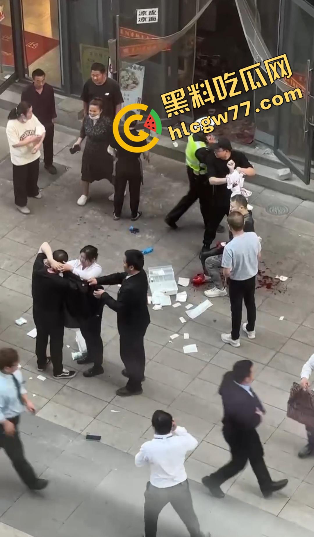 襄阳香辣牛肉面店惊爆刀仔砍人大戏！只因美团欠外卖小哥2000块，进美团部门狂砍同事，直接断手！  第8张