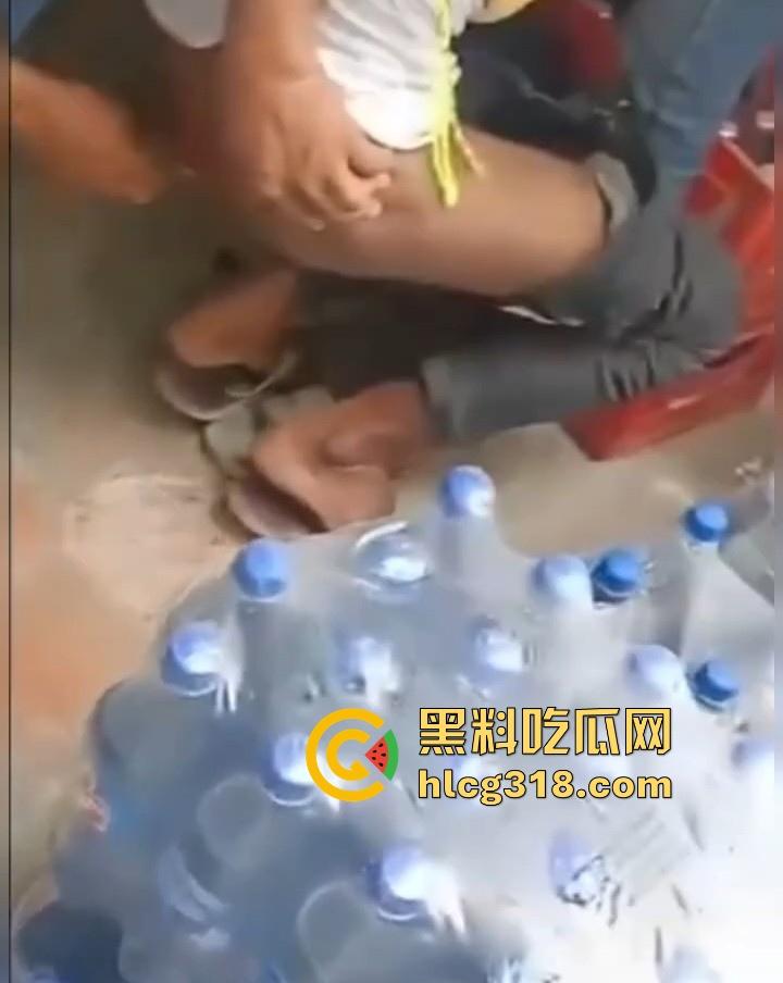 印度最新乱搞酷刑，屁眼塞玛莎拉，把酱料倒进去进行充分搅拌，等待沸腾然后可以穿裤子了。  第6张