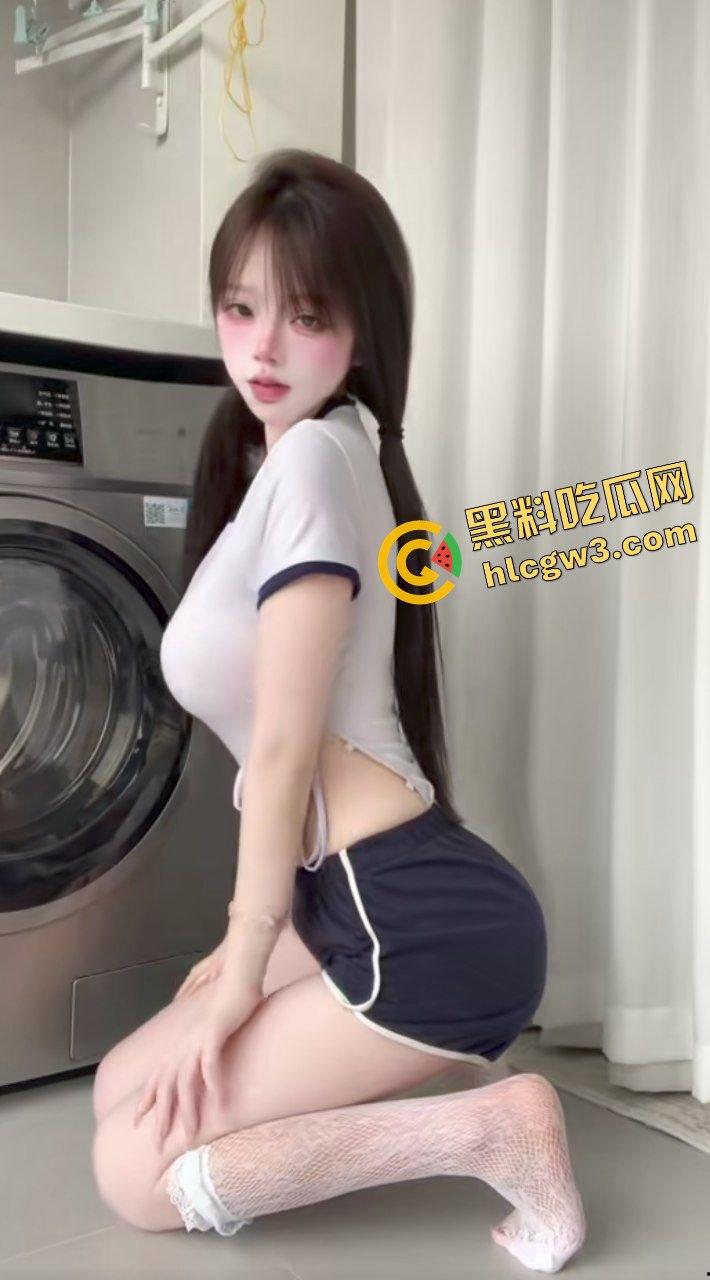 抖音清纯嫩妹E乳反差婊大网红『美了个滢』主页破案骚贱 与会员大哥擦奶口交！独家曝光！  第4张