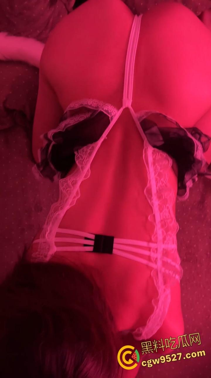 重庆美术学院【江晓晓】，直播被金主线下邀约，多种情趣内衣大秀诱人胴体，高超口技榨取金主精华 !  第8张