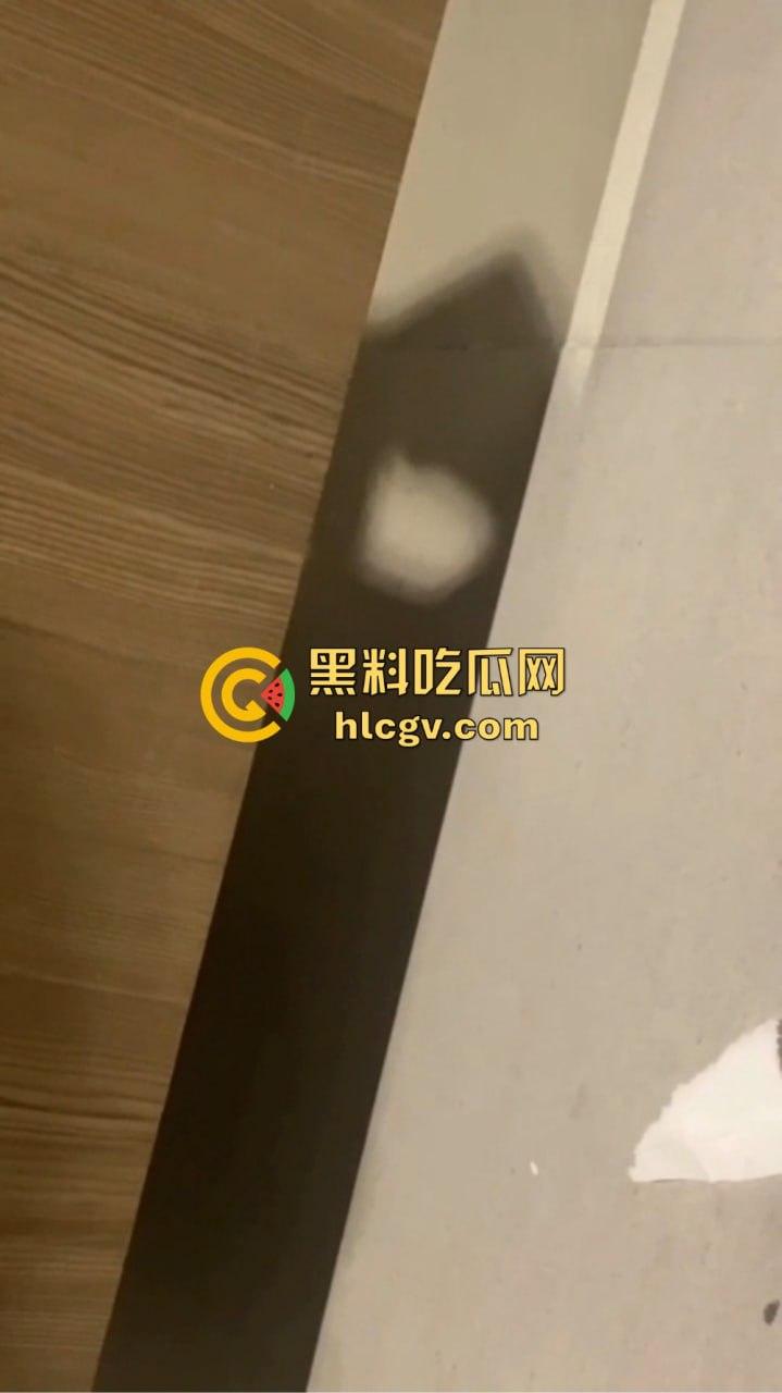 广州白云机场卫生间惊见哥们导管！上飞机前来一发图个睡得香？影子拍了40秒，这哥们结束直接收场！  第5张