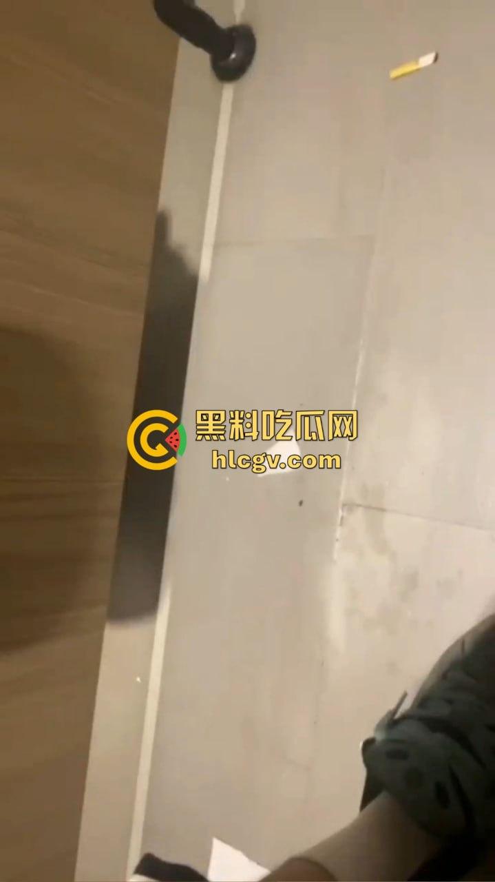 广州白云机场卫生间惊见哥们导管！上飞机前来一发图个睡得香？影子拍了40秒，这哥们结束直接收场！  第6张