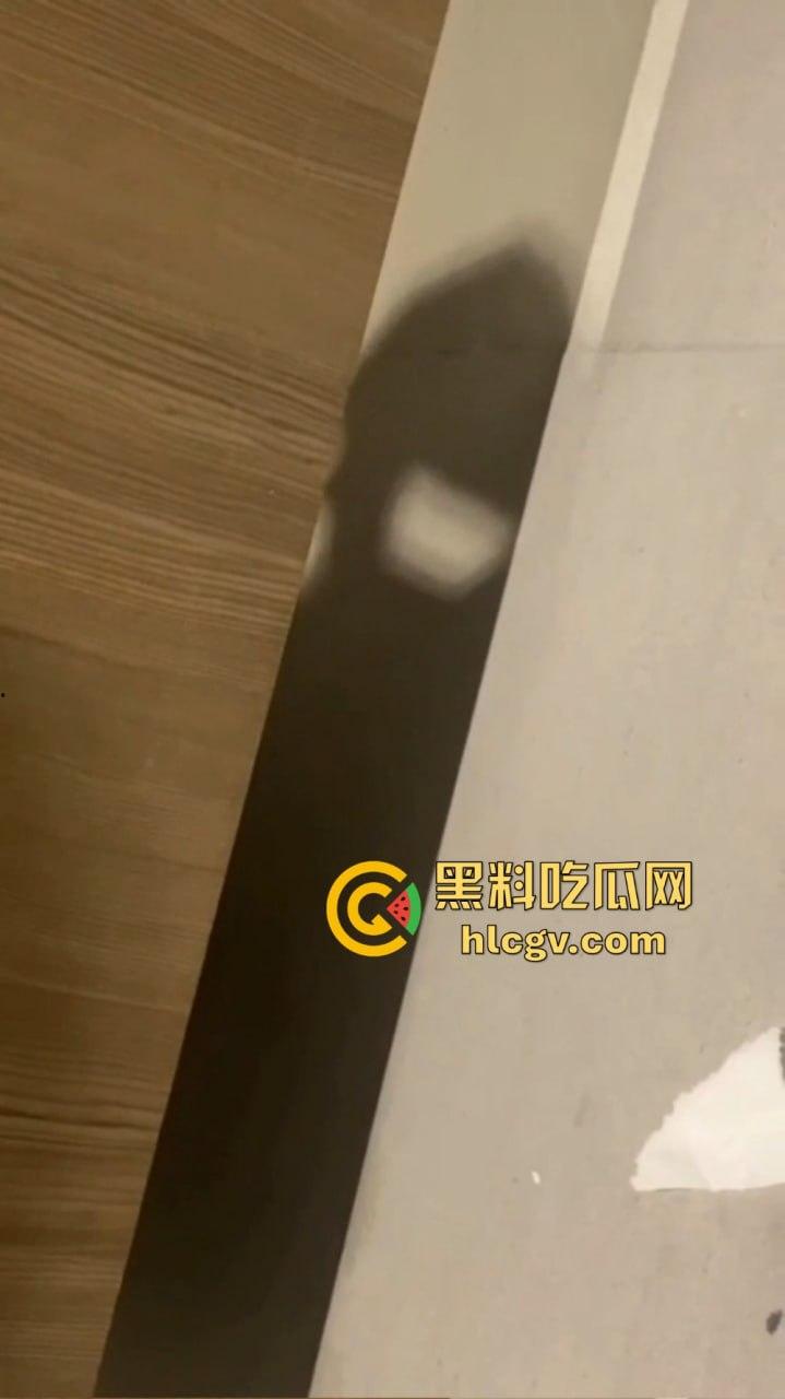 广州白云机场卫生间惊见哥们导管！上飞机前来一发图个睡得香？影子拍了40秒，这哥们结束直接收场！  第7张